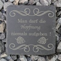 "Die Hopfnung niemals aufgeben" - Schieferplatte graviert 10x10 cm - Untersetzer mit lustigem Spruch